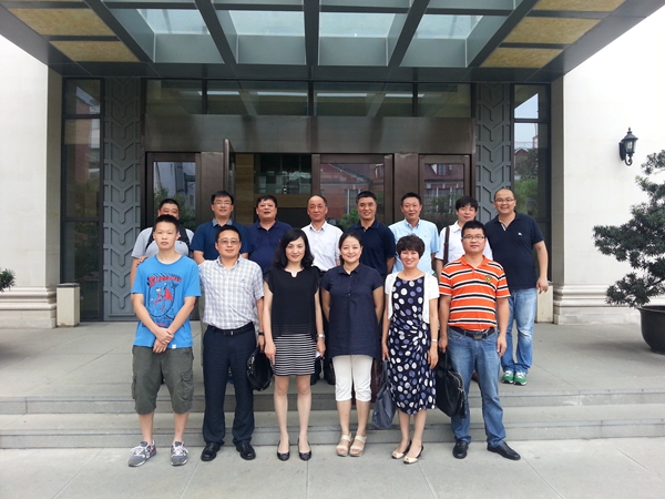 与上海校友及新生代表合影_副本.jpg