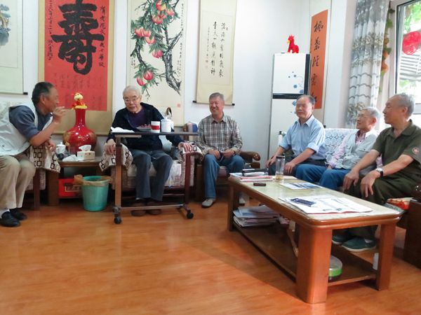 61-121班代表看望刘院长（2） - 副本_副本.jpg